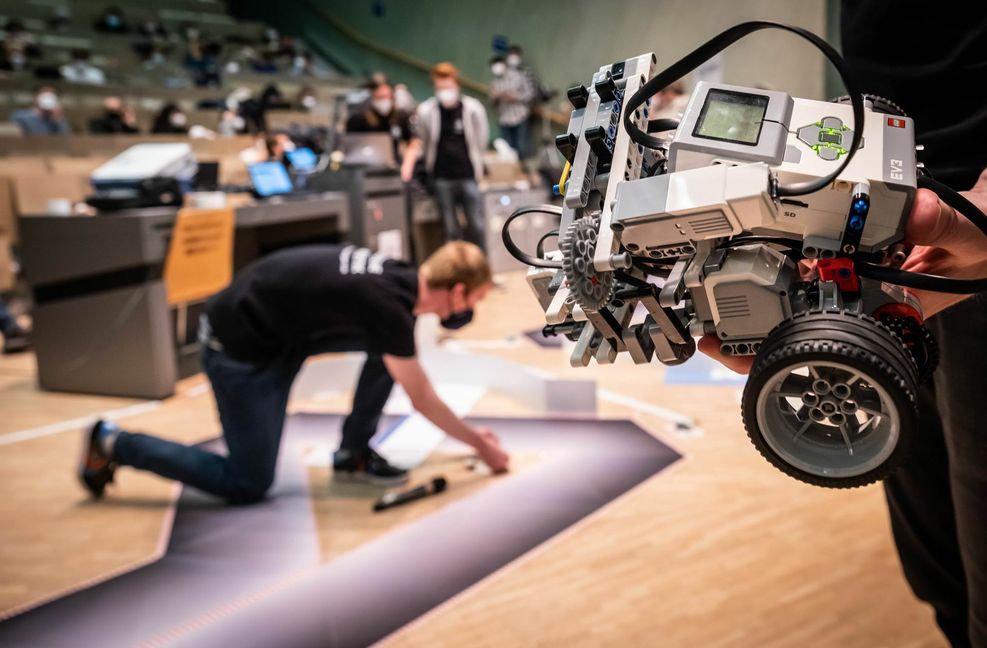 Zu wenige Studenten begeistern sich für technische Fächer.