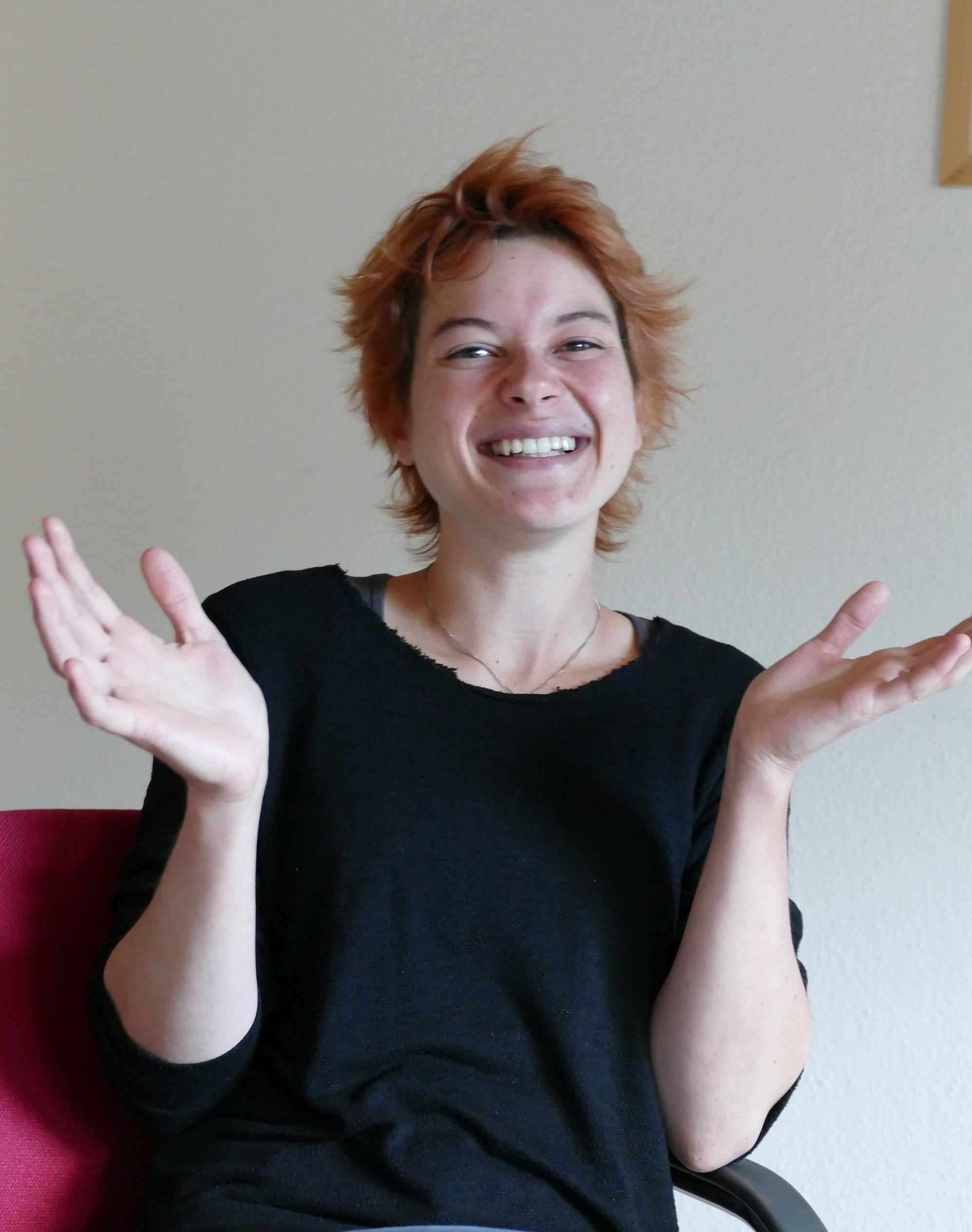 Mit ihren Händen hat Juliane Avcu schon im Studium viel gearbeitet. Fast wäre sie Schauspielerin statt Theologin geworden.                   Bild: Lück