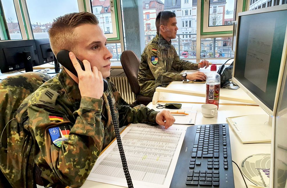 Im Gesundheitseinsatz:  Soldat Justin Peter (vorne) und seine Kameraden entlassen Genesene  aus der Quarantäne.