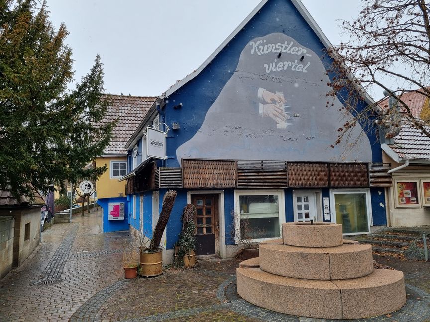 Im Künstlerviertel stehen seit vielen Jahren die Zapfhähne still. Dort, wo einst das Orfeum oder das Belle Epoque Publikumsmagneten waren, sollen nach Wunsch der Eigentümer Seniorenwohnungen gebaut werden. Ob dieses Vorhaben realisiert werden darf, ist jedoch unsicher. Bild: Hamann