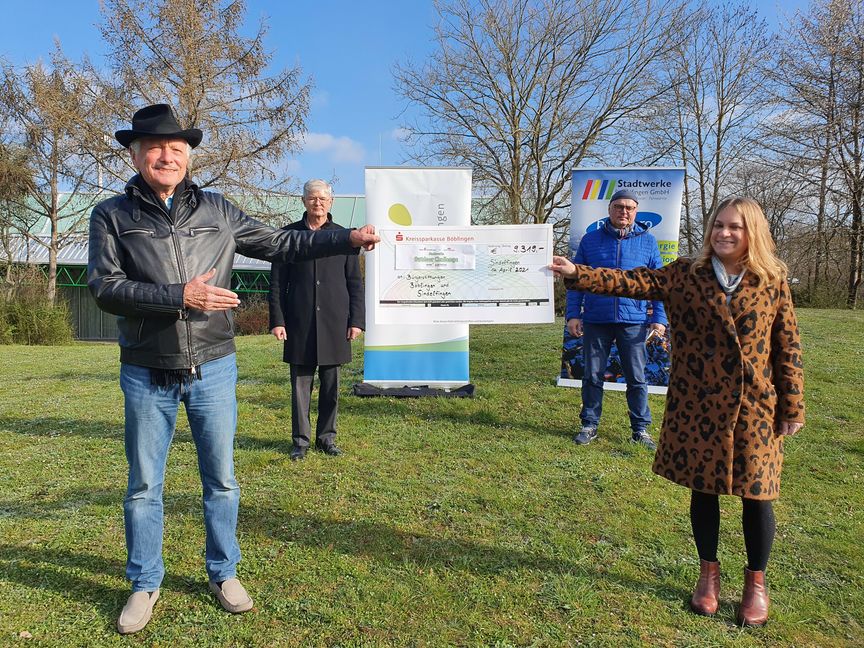 Dr. Joachim Schmidt von der Sindelfinger Bürgerstiftung und Dr. Saskia Brockmann von der Bürgerstiftung Böblingen freuen sich über den warmen Geldregen (vorne). Links hinten ist Alfred Kappenstein, Geschäftsführer der Stadtwerke Böblingen, und sein Sindelfinger Pendant Dr. Karl Peter Hoffmann.Bild: Wegner