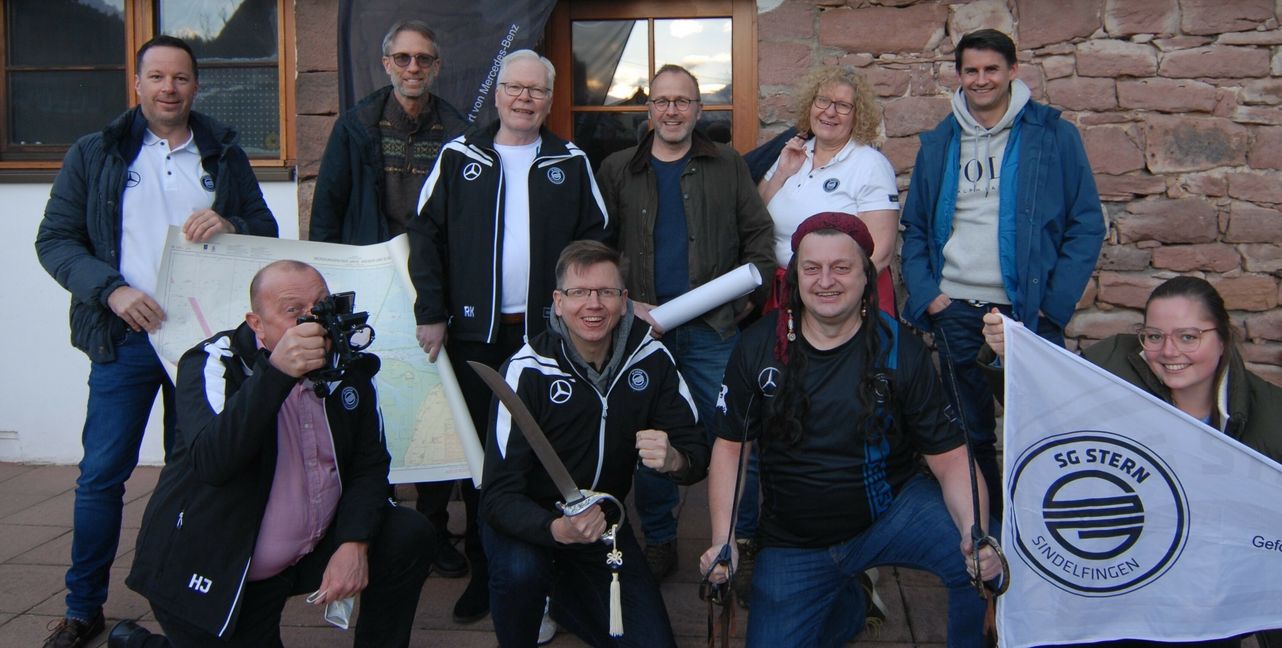 Auf dem Gruppenbild á la „Fluch der Karibik“ sind hinten von links zu sehen: David Grimm, Oliver Wagner, Rolf Kufferath, Peter Schmitz, Andrea Lemnitzer, Rouven Hermann. Vorne von links: Hans-Peter Jäger (mit Sextant vor dem Gesicht), Martin Scheuerle, Marcus Weber, Franziska Wächter.Bild: Holzapfel
