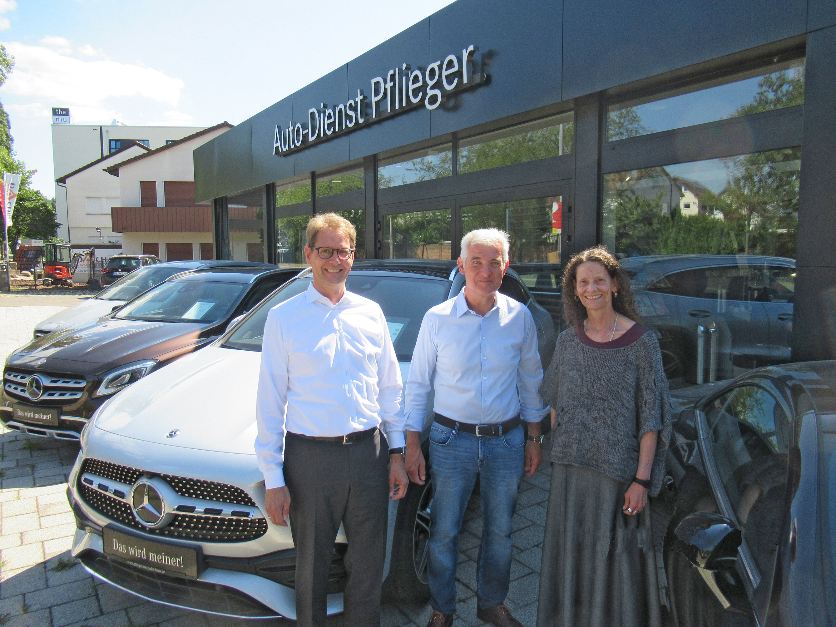 Susanne und Thomas Pflieger mit ihrem langjährigen Betriebsleiter Werner Rosenfelder.   Bild: z