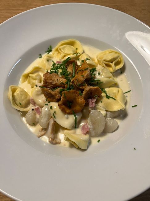 Pfifferlinge passen gut zu dem Geschmack der Käse-Sahne-Soße. Bild: Kalus