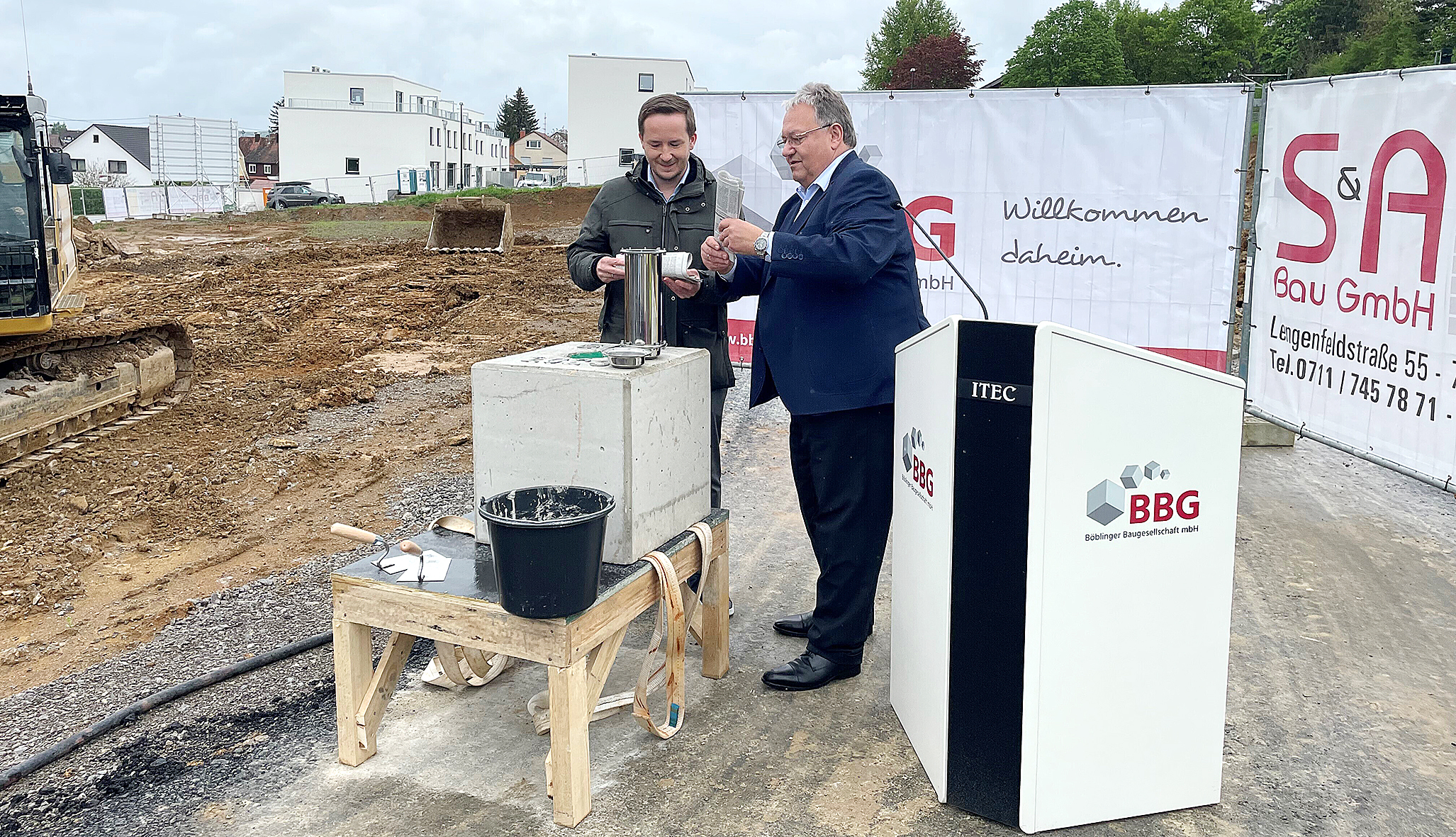 Der Bürgermeister von Magstadt, Florian Glock (links) und der BBG-Geschäftsführer Rainer Ganske haben den Grundstein für das neue Quartier "Zuhause im Sonnenfeldle" gelegt. Bild: Gospodarczyk