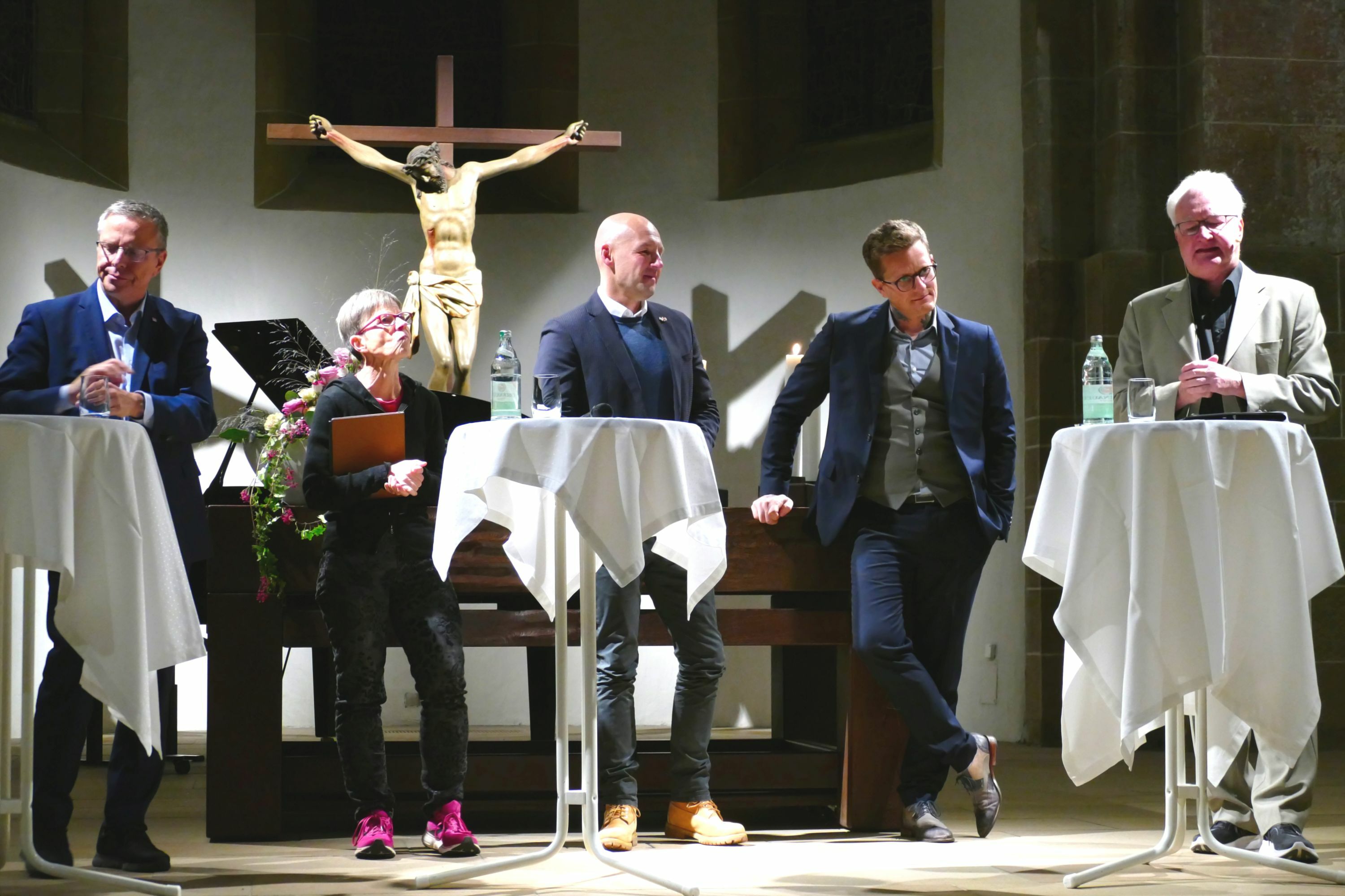 Martin Gross (Landesbezirksleiter Verdi), Frauke Liebenehm (Dozentin für Friedens- und Demokratiebildung im Pädagogisch-theologischen Zentrum Stuttgart), Bundestagsabgoerdneter Marc Biadacz, Mathieu Coqulin (Demokratiezentrum Bade-Württemberg) und Hans-Jörg Zürn als Moderator (von links).    Bild: Lück