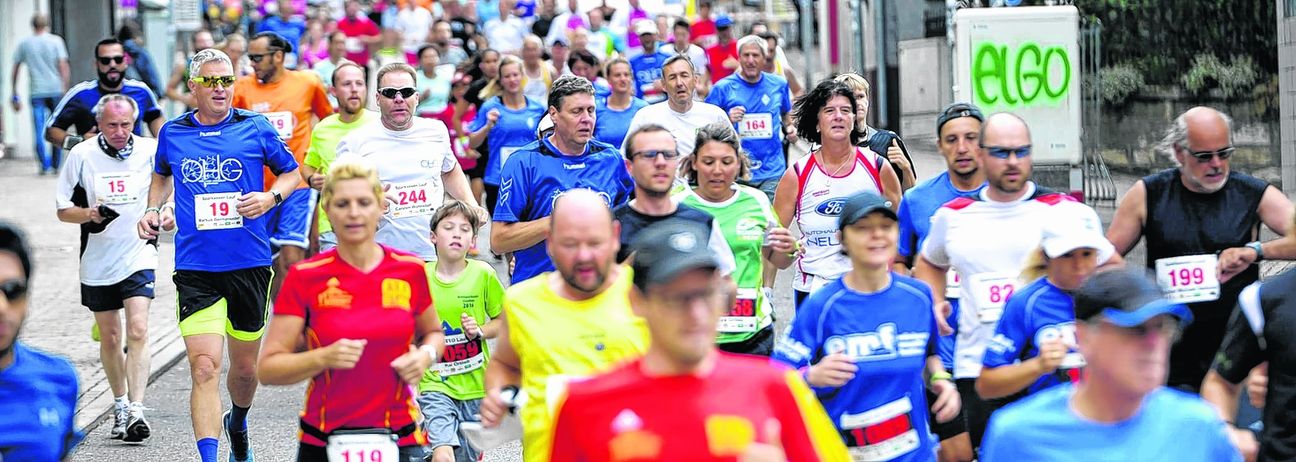 Dicht gedrängt war es nur am Anfang. Danach zog sich das Feld beim Mercaden-Stadtlauf Böblingen weit auseinander - mit Levin Maurer an der Spitze. Bild: Oberdorfer