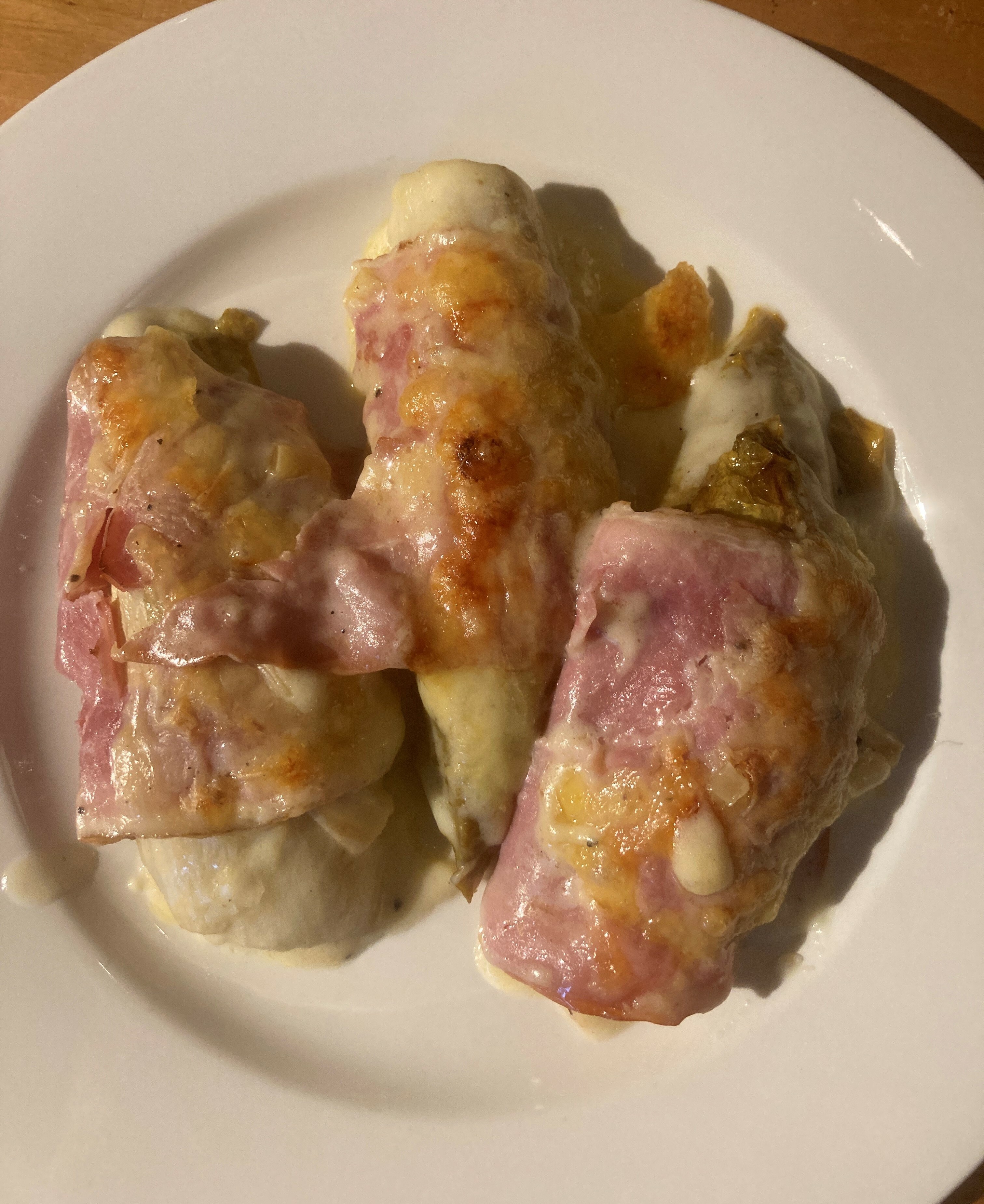 Es muss nicht immer Spargel sein: Auch Chicorée ist angenehm bitter.   Bild: Jung