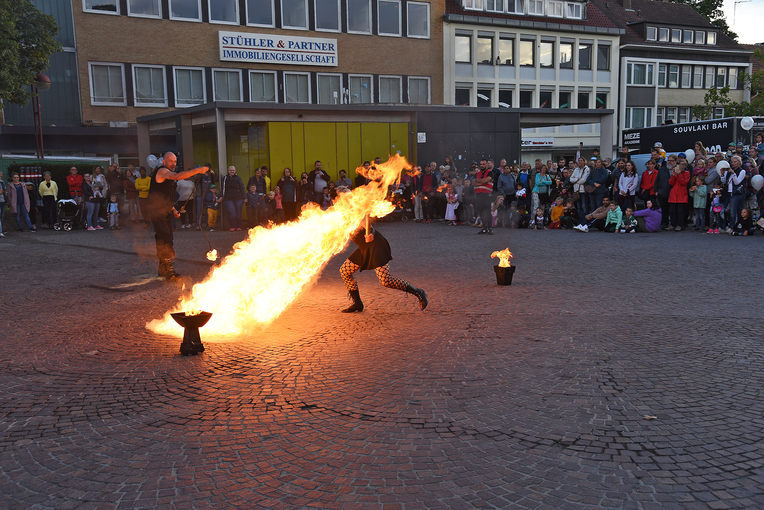 Zum Feuerabend gehört auch eine Feuershow: Auf dem Sindelfinger Marktplatz hat am Freitagabend die Truppe „Pila Accendi“ für spektakuläre Lichteffekte gesorgt.    Bilder: Nüßle