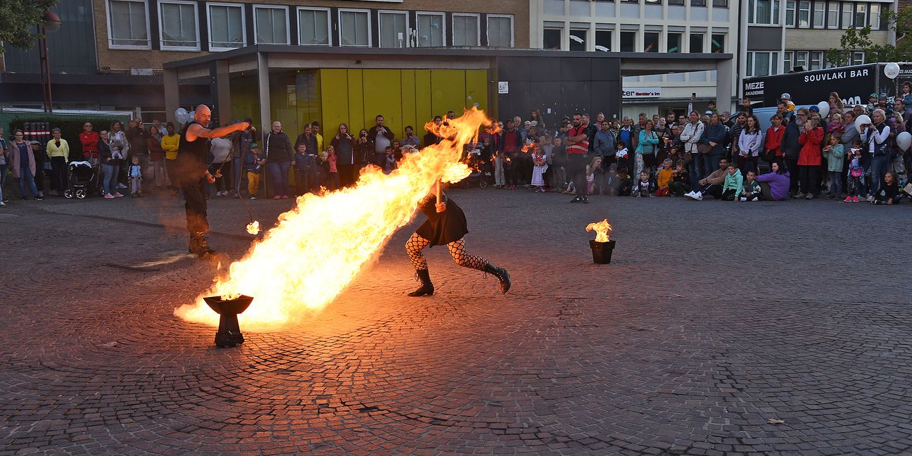 Zum Feuerabend gehört auch eine Feuershow: Auf dem Sindelfinger Marktplatz hat am Freitagabend die Truppe „Pila Accendi“ für spektakuläre Lichteffekte gesorgt.    Bilder: Nüßle