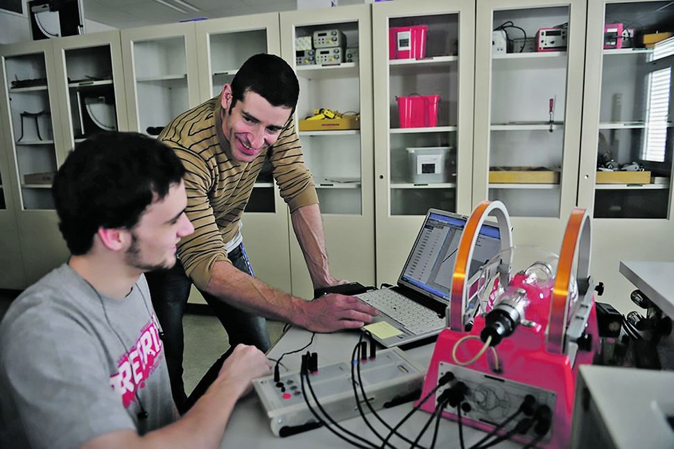 Der Physik- und Sportlehrer Andreas Müller wertet gemeinsam mit einem Schüler Messergebnisse aus. Bild: z