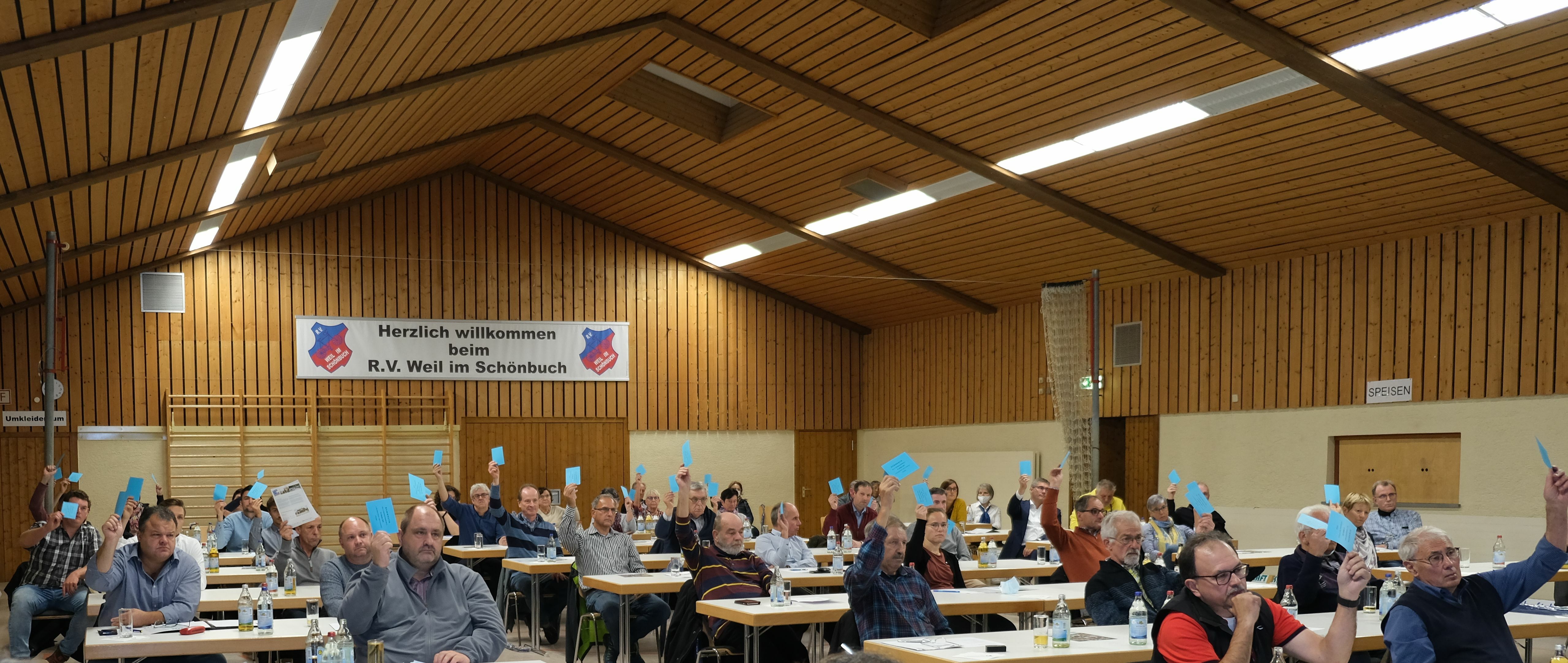Versammlung mit Mindestabstand: Die Vertreter der Genossenschaftsbank Weil im Schönbuch in der Halle des Radsportvereins.