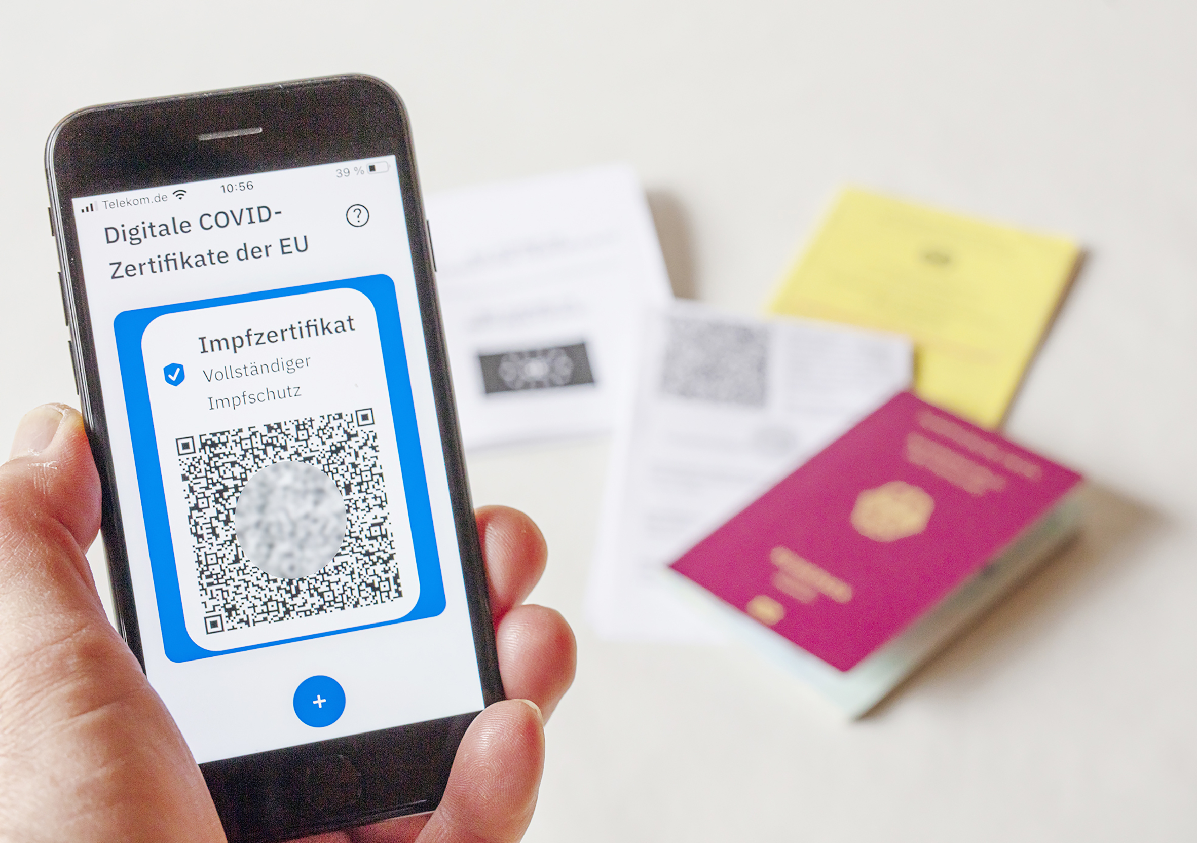 Seit Mitte Juni gibt es den digitalen Impfpass. Doch weil der QR-Code kaum auf seine Echtheit überprüft wird, ist Betrügern Tür und Tor geöffnet. Bild: lettas / Adobe Stock