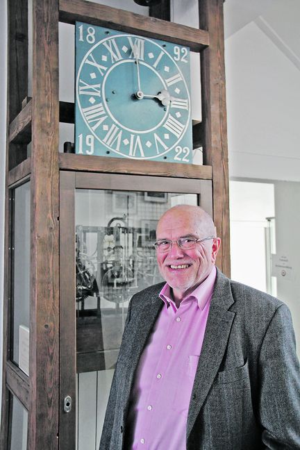 Wilfried Dölker im Holzgerlinger Heimatmuseum. Der Ex-Bürgermeister ist noch Vorsitzender des Heimatvereins, doch er nimmt sich auch viel Zeit für seine Familie.  Bild: Denner