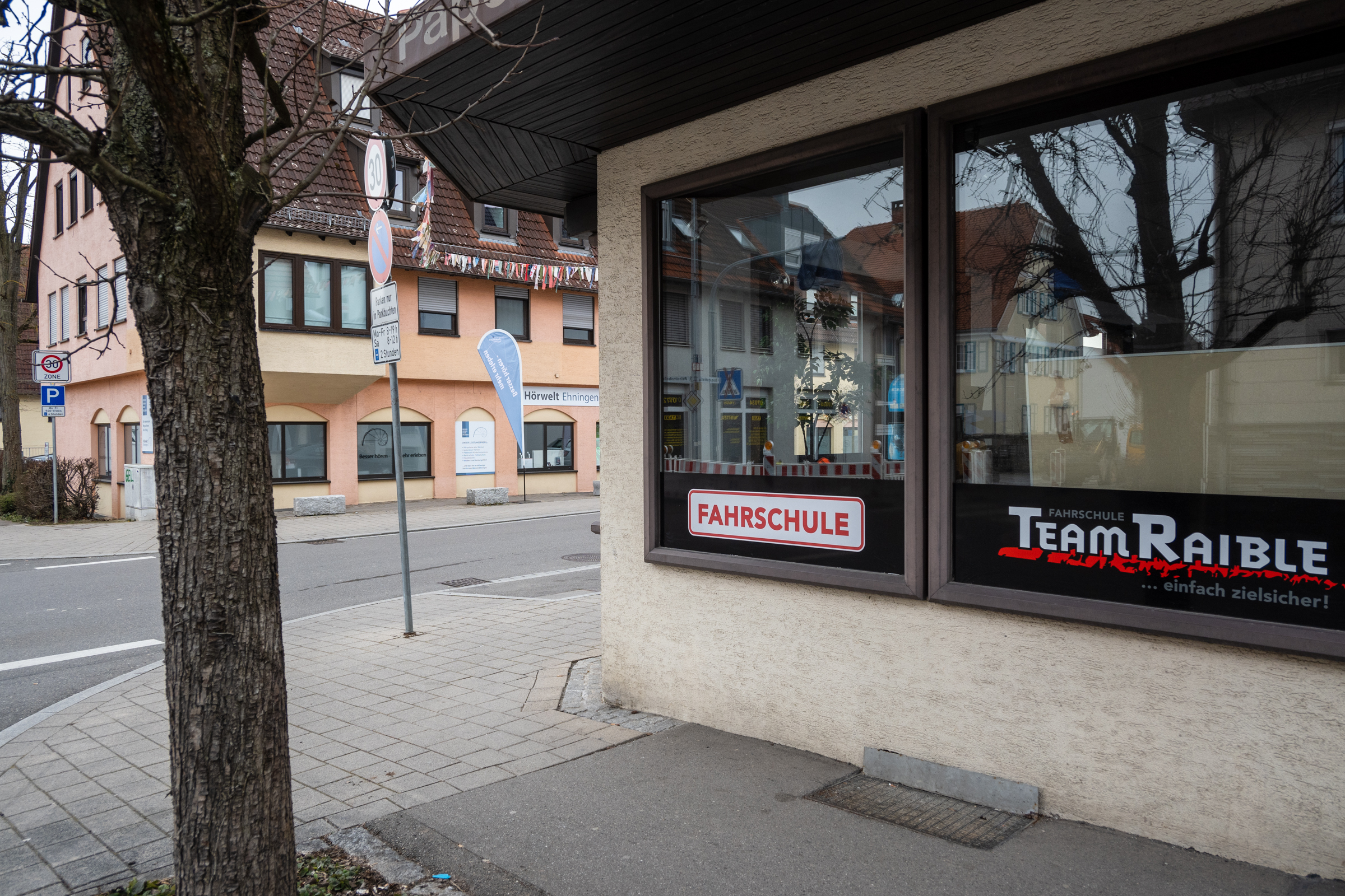 In diekter Nachbarschaft zum ersten Käpsele suchen Gemeinde und Vermieter einen Nachfolger für die Räumlichkeiten der Fahrschule Raible. Bild: Nüßle