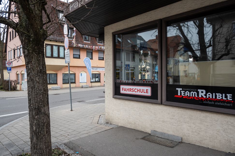 In diekter Nachbarschaft zum ersten Käpsele suchen Gemeinde und Vermieter einen Nachfolger für die Räumlichkeiten der Fahrschule Raible. Bild: Nüßle