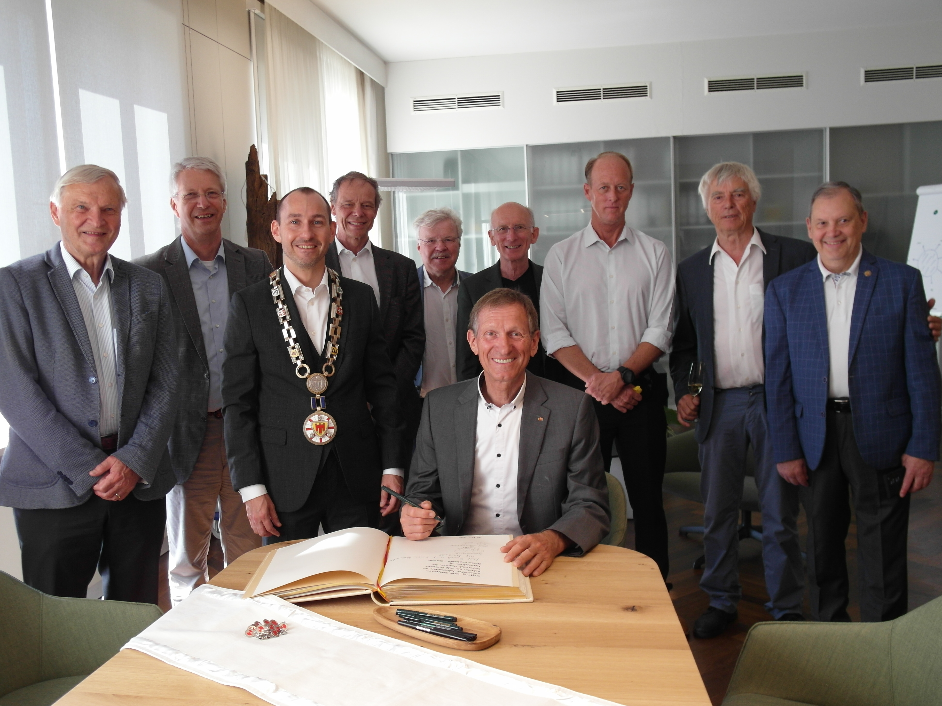 Gruppenbild mit OB (von links): Ernst Messerschmid (Spacelab D 1 - 1985), Thomas Reiter (Euromir - 1995, Astrolab - 2006), Oberbürgermeister Dr. Stefan Belz, Christer Fuglesang (Celsius STS 116 - 2006, Alissé STS 128 - 2009), Reinhold Ewald (MIR'97 - 1997), Klaus-Dietrich Flade (sitzend, MIR'92 - 1992), Gerhard Thiele (Shuttle Topography 1999), Andy Turnage (Geschäftsführer der Association of Space Explorers (ASE)), Ulf Merbold (SpaceLab 1 - 1983, IML 2 - 1992, Euromir 1994), Dorin Prunariu (Interkosmos Soyuz 40 - 1981).     Bild: Staber