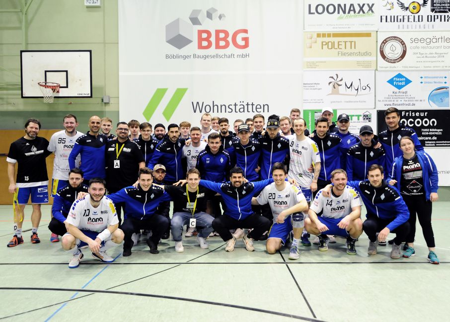 Gemeinsames Bild nach dem Sieg: Die HSG-Handballer (weiße Trikots) und die Böblinger Landesliga-Kicker. Bild: photostampe