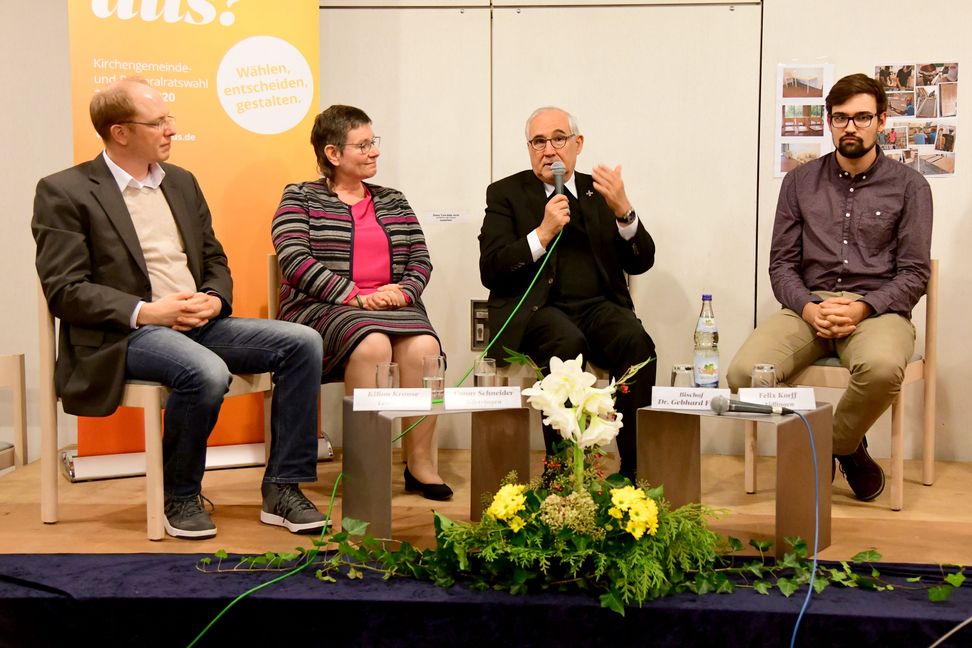 Aidlingen katholisches Gemeindehaus Veranstaltung zur Kirchengemeinde- und Pastoralratswahl 2020 mit Bischof Dr. Gebhard Fürst (2. von rechts) hier bei der Podiumsdiskussion mit (von links) Kilian Krause aus Leonberg, Conny Schneider aus Gärtringen und Felix Korff aus Aidlingen / Foto: Holom