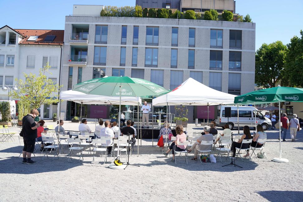 Ein überschaubarer Teilnehmerkreis beim „Townhall Meeting“ auf dem Grünen Platz.                     Bild: Dettenmeyer