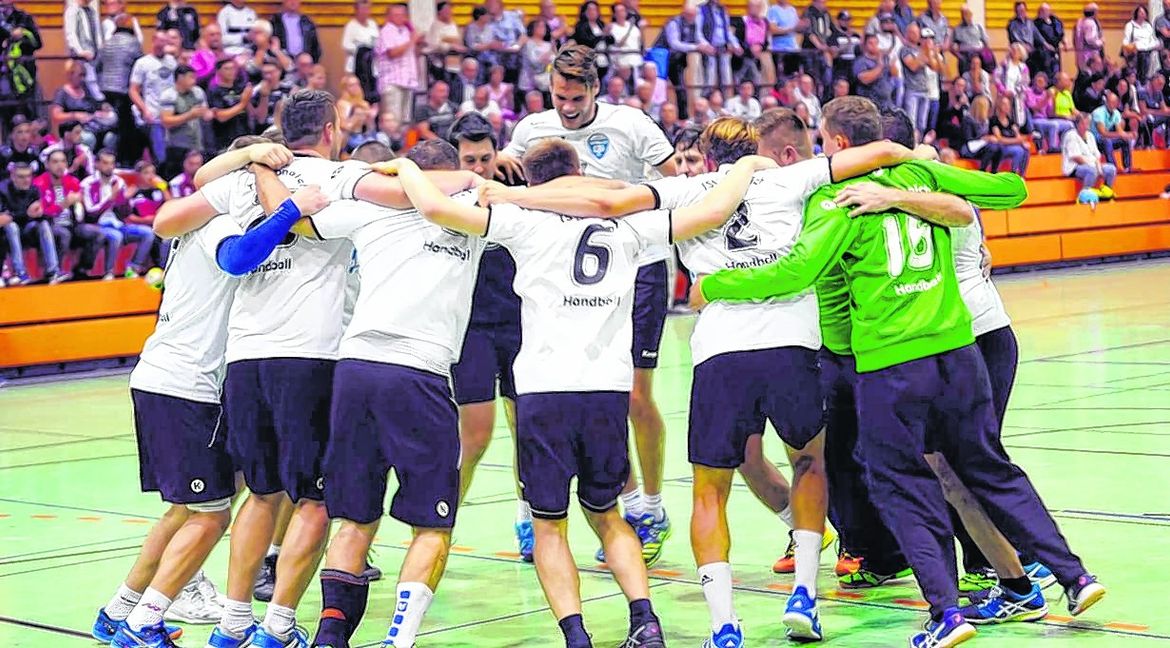 Die Handballer des TSV Schönaich feiern in der Magstadter Sporthalle ausgelassen ihren 27:26-Derbyerfolg über den SVM. Für Schönaich der zweite Sieg im zweiten Spiel der Saison. Bild: automotorart