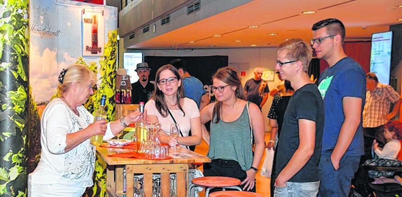 Weinprobe mit Marianne Nolting (links) am Stand der Weinkellerei Gerhardt, einer der ältesten Kellereien in Deutschland. Gefragt war vor allem der Sommerrosé.