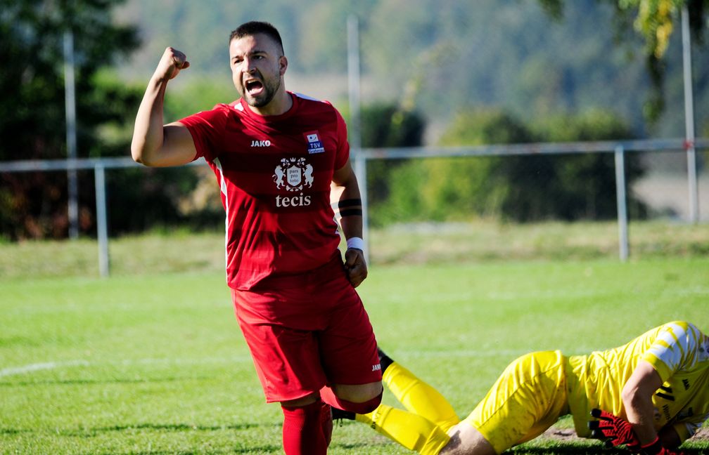 Der Grafenauer Nemanja Anicic bejubelt seinen Treffer zum 2:1 gegen den TSV Dagersheim. Bild: photostampe