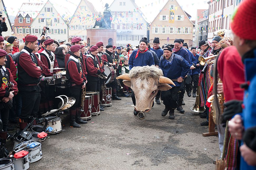 Im Laufschritt kommen die Rammbock-Mannen aufs Rathaustor zu. Sekunden später zersplittert das Tor und die Hexen stürmen ins Weil der Städter Rathaus. Bild: Richter