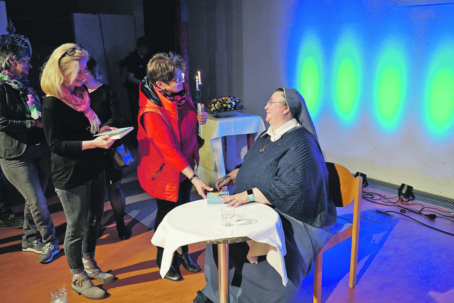 Bei den Gesundheits- und Sportwochen signierte Schwester Teresa Zukic auch ihre Bücher. Bild: Heiden