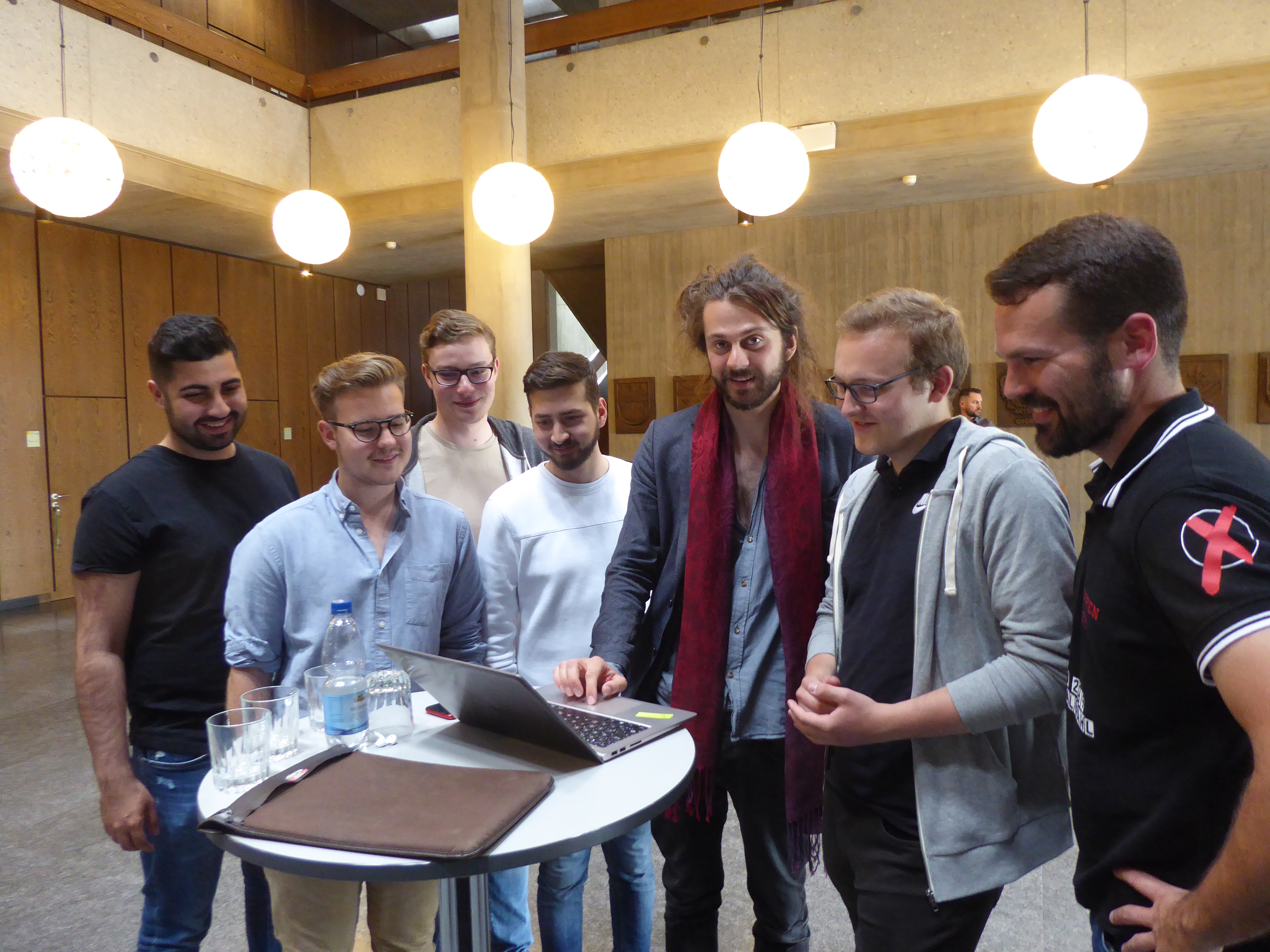 Die Jugend zittert um den Einzug in den Gemeinderat: von links Wahab Moradi, Maximilian Reinhardt, Tobias Ehret, Samet Mutlu, Tobias Bacherle, Martin Wenger und Steffen Vietz. Bild: P. Bausch