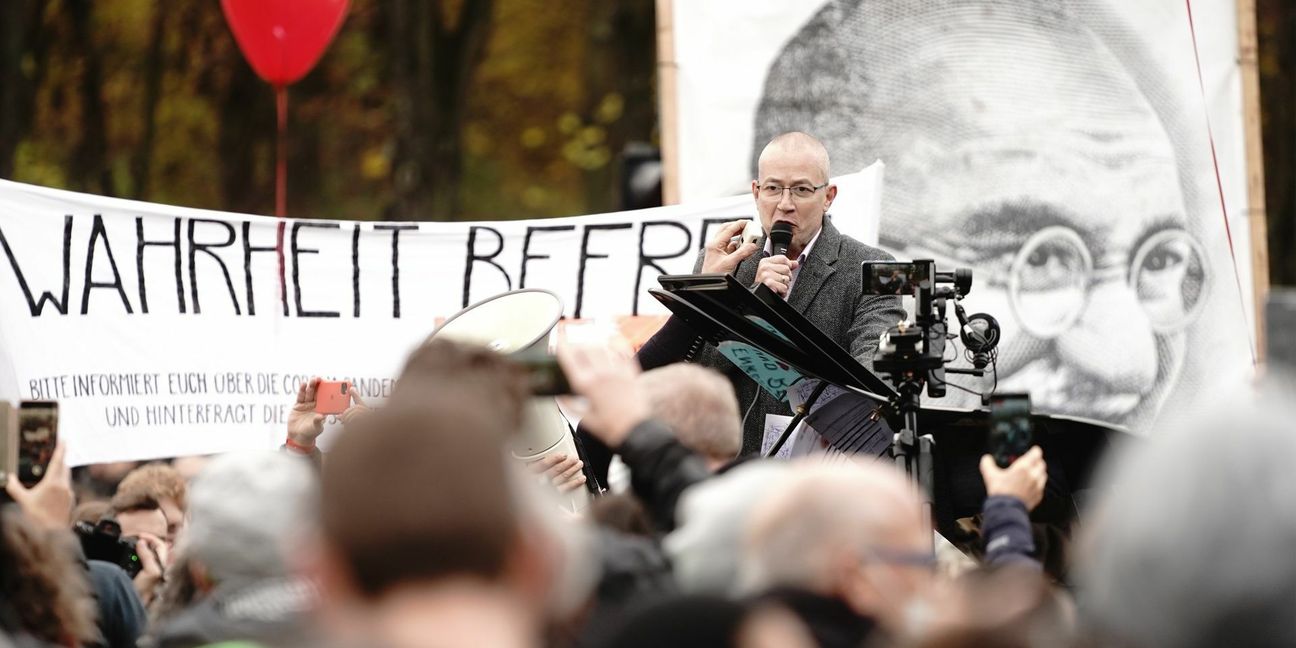 Der AfD-Bundestagsabgeordnete Hansjörg Müller spricht bei einer Demonstration gegen die Corona-Maßnahmen.