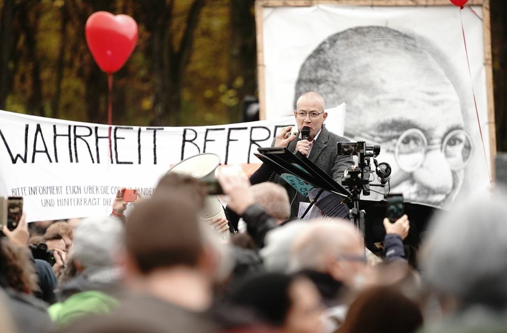 Der AfD-Bundestagsabgeordnete Hansjörg Müller spricht bei einer Demonstration gegen die Corona-Maßnahmen.