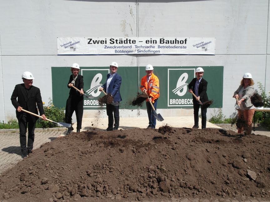 Spatenstich für den Bauhof-Umbau (von links): Olaf Hübner (Architekt), Dr.  Corinna Clemens (Sindelfinger Baubürgermeisterin, Dr. Bernd Vöhringer (Sindelfinger Oberbürgermeister), Lars Engelmann (Geschäftsführer Technische Betriebsdienste Böblingen / Sindelfingen), Dr. Stefan Belz (Böblinger Oberbürgermeister) und  Christine Kraayvanger (Böblinger Baubürgermeisterin).