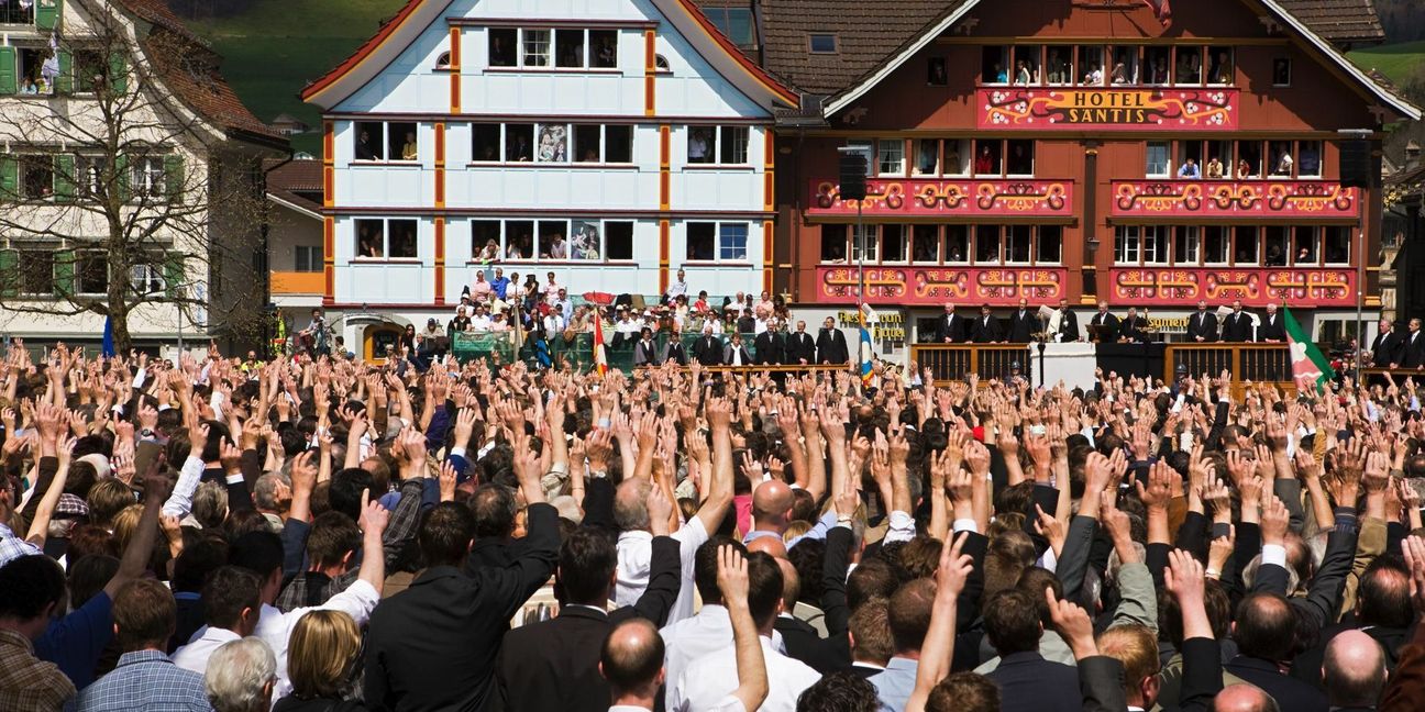 Per Handzeichen wird auf dem Dorfplatz über die Politik abgestimmt.

Foto: Ruetschi/Keystone