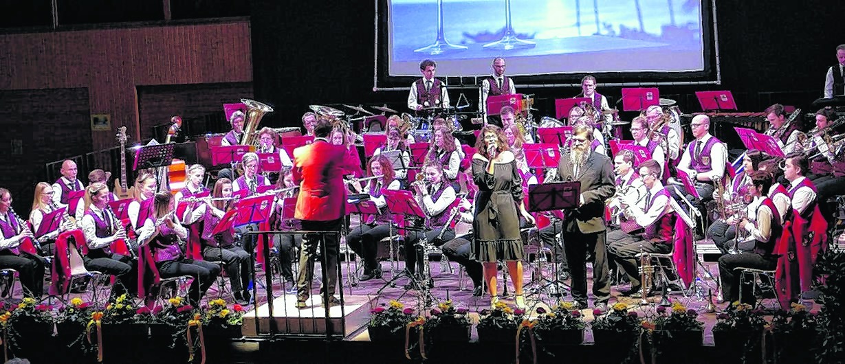Stephanie Rodrigues und Ulli Brehm als Solisten mit „Summer Wine“ beim Konzert des Musikvereins.  Bild: Lück