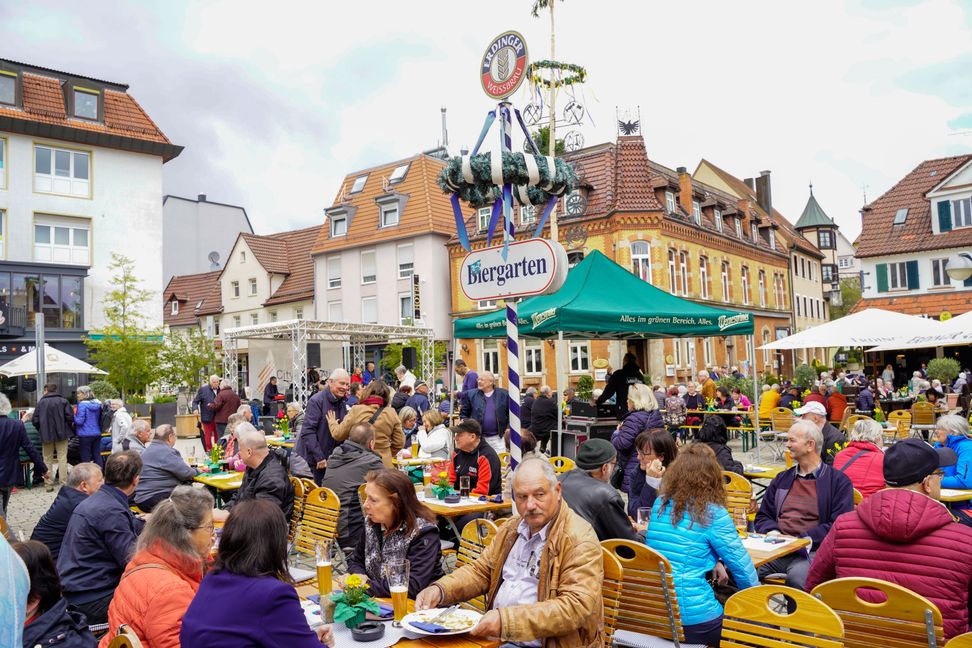 Großes Hallo bei den Jahrgängen auf dem Sindelfinger Wettbachplatz. Bild: Dettenmeyer