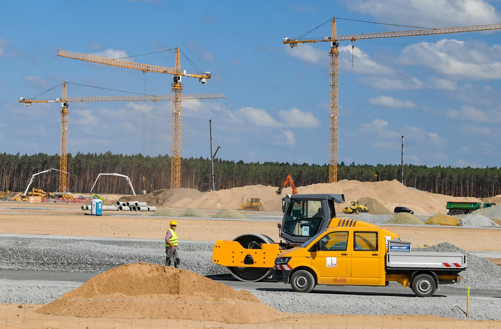 Ende Juni 2020 war außer Kränen und Baugeräten noch nicht viel zu sehen. Foto: dpa/Patrick Pleul