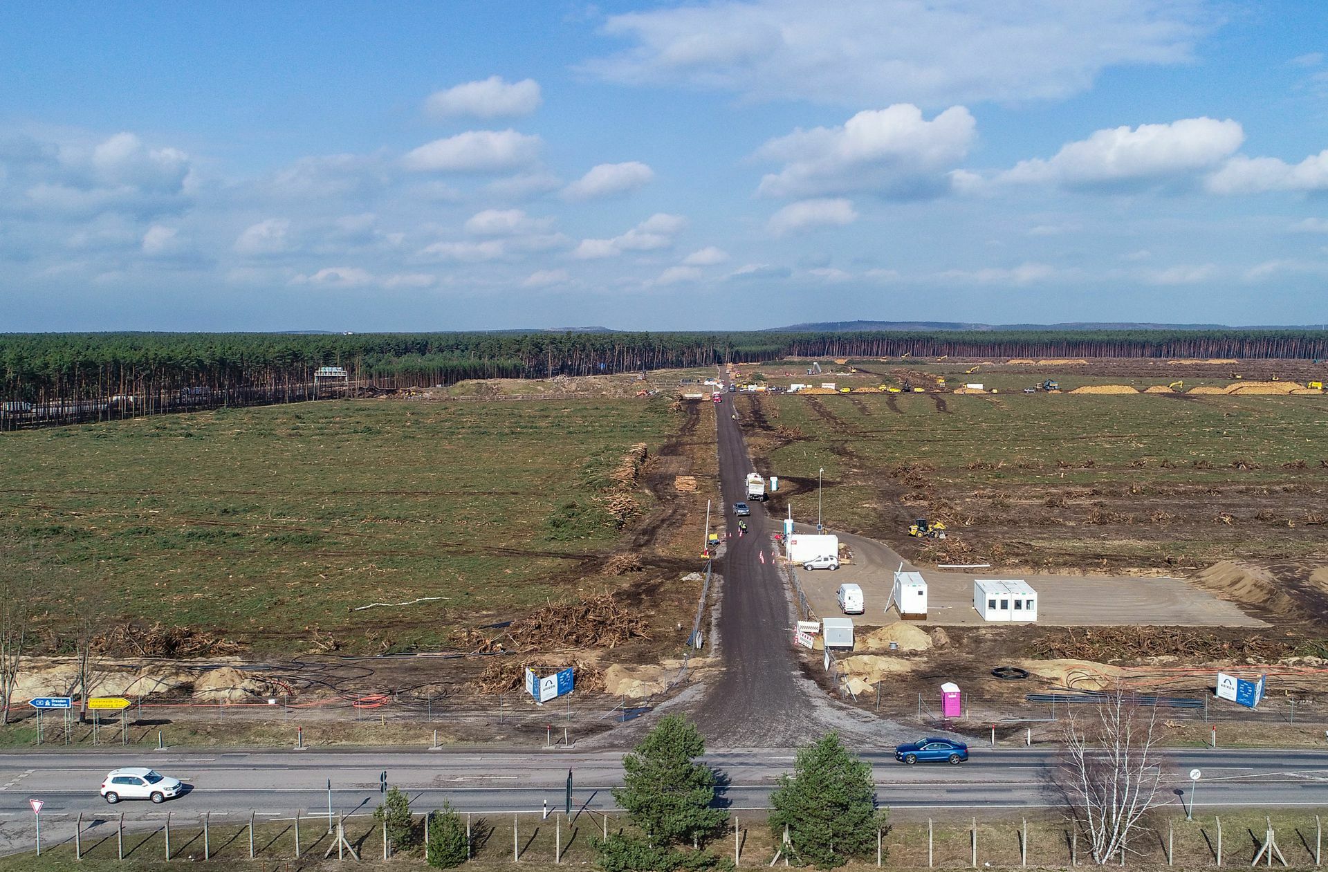 Dieses Bild zeigt das Baugelände nach der Rodung – im März 2020. Foto: dpa/Patrick Pleul