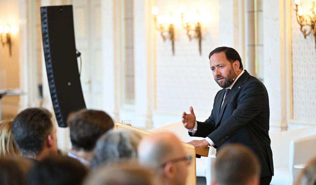 Seit 2021 ist Florian Hassler Staatssekretär und Vertreter des Landes bei der EU. Dem europäischen Gedanken ist er seit seiner Jugend verbunden. Bild: Reiner Pfisterer