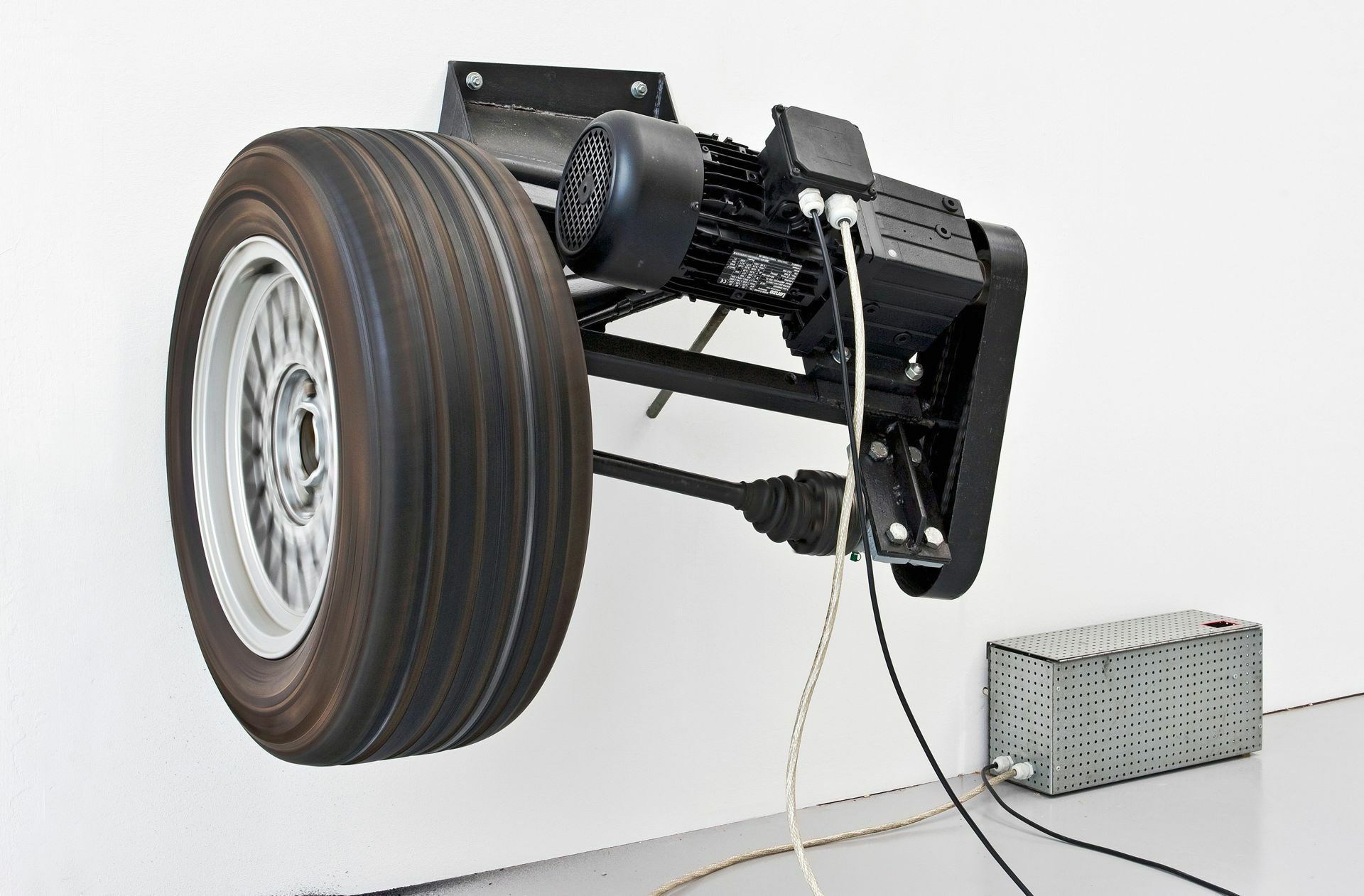 Der Countdown läuft: Die Sonderausstellung „WÄNDE I WALLS“ im Kunstmuseum ist nur noch bis Sonntag, 30. Mai geöffnet. Deshalb gelten verlängerte Öffnungszeiten. Bei der Installation „Zeit-ist-keine-Autobahn“ des Künstlers Michael Sailstorfer (Foto) liefern sich die Wand und ein sich drehender Autoreifen ein imposantes Kräftemessen. Die Sammlung öffnet wieder am 1. Juni. Foto: Norbert Miguletz