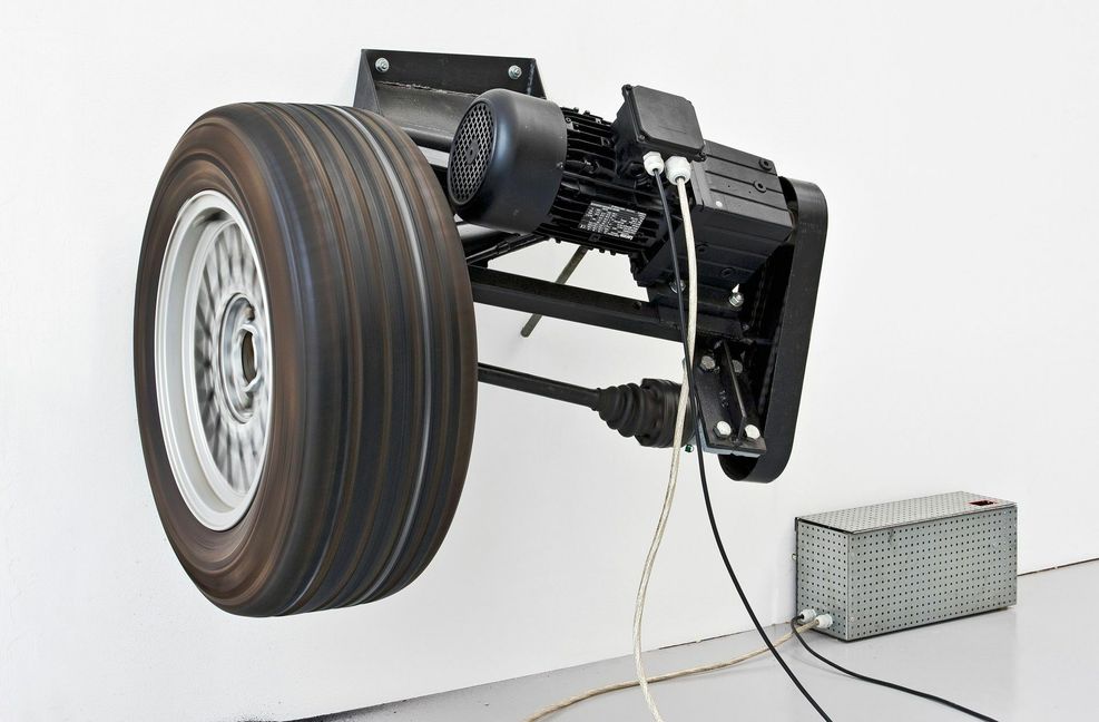 Der Countdown läuft: Die Sonderausstellung „WÄNDE I WALLS“ im Kunstmuseum ist nur noch bis Sonntag, 30. Mai geöffnet. Deshalb gelten verlängerte Öffnungszeiten. Bei der Installation „Zeit-ist-keine-Autobahn“ des Künstlers Michael Sailstorfer (Foto) liefern sich die Wand und ein sich drehender Autoreifen ein imposantes Kräftemessen. Die Sammlung öffnet wieder am 1. Juni. Foto: Norbert Miguletz
