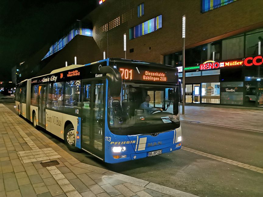 Auf der Hauptlinie 701 verkehrt der Bus seit dem 15. Dezember nachts eine Stunde länger als bisher. Ein Zusatzangebot, das noch nicht an allen Tagen gut angenommen wird. Bilder: Hamann