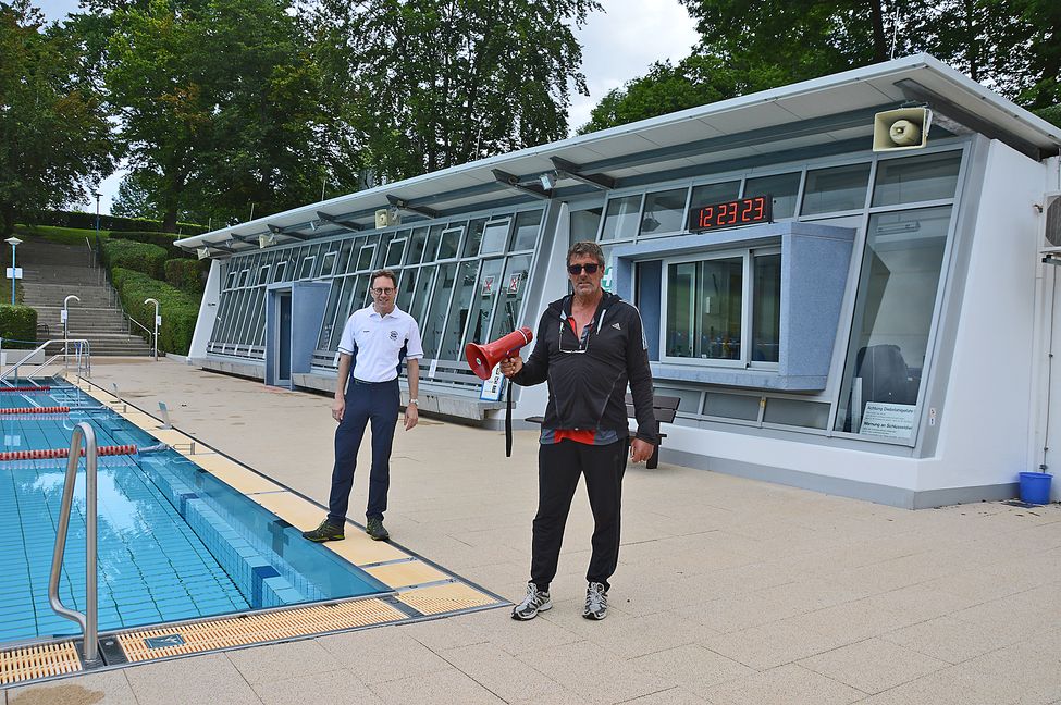 Die Schwimmmeister Michael Wagner und Stefan Böttcher haben das Schwimmerbecken bestens im Blick, und sorgen dafür, dass die Regeln eingehalten werden. Bild: Groß