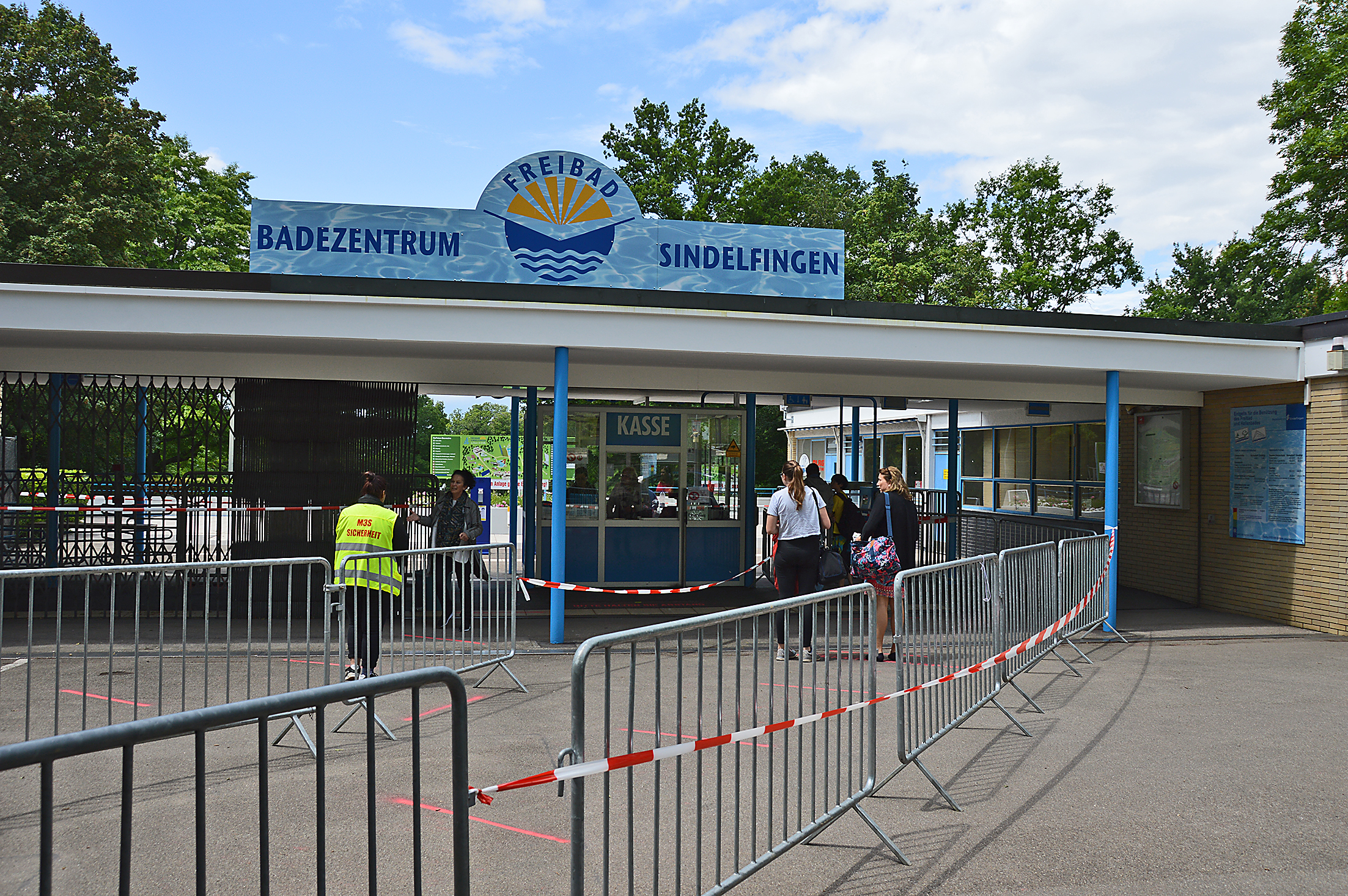 Am ersten Öffnungs-Tag nach der Corona-Zwangspause herrscht im Sindeflinger Freibad noch kein großer Andrang. Mit Sicherheitspersonal und Absperrungen hat man sich aber vorbereitet. Bilder: Groß