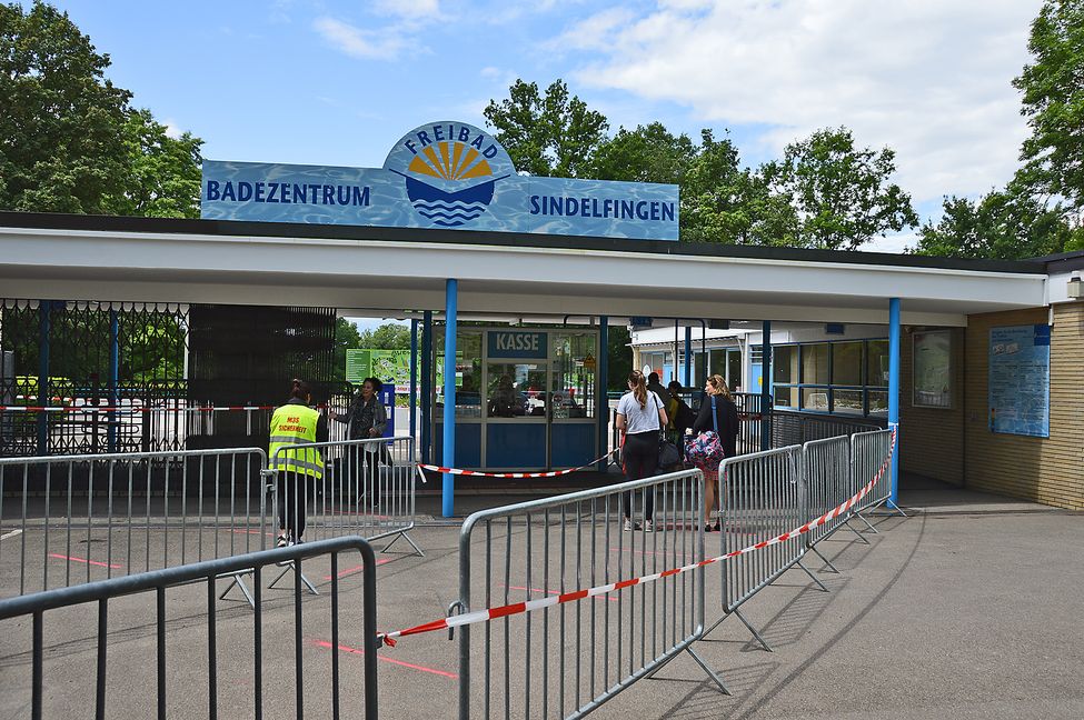 Am ersten Öffnungs-Tag nach der Corona-Zwangspause herrscht im Sindeflinger Freibad noch kein großer Andrang. Mit Sicherheitspersonal und Absperrungen hat man sich aber vorbereitet. Bilder: Groß