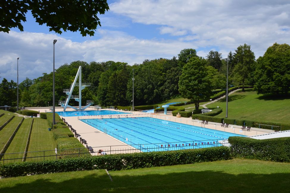 Ein fast menschenleeres Freibad in Sindelfingen am Tag der Wiedereröffnung nach der Corona-Zwangspause. Bild: Groß