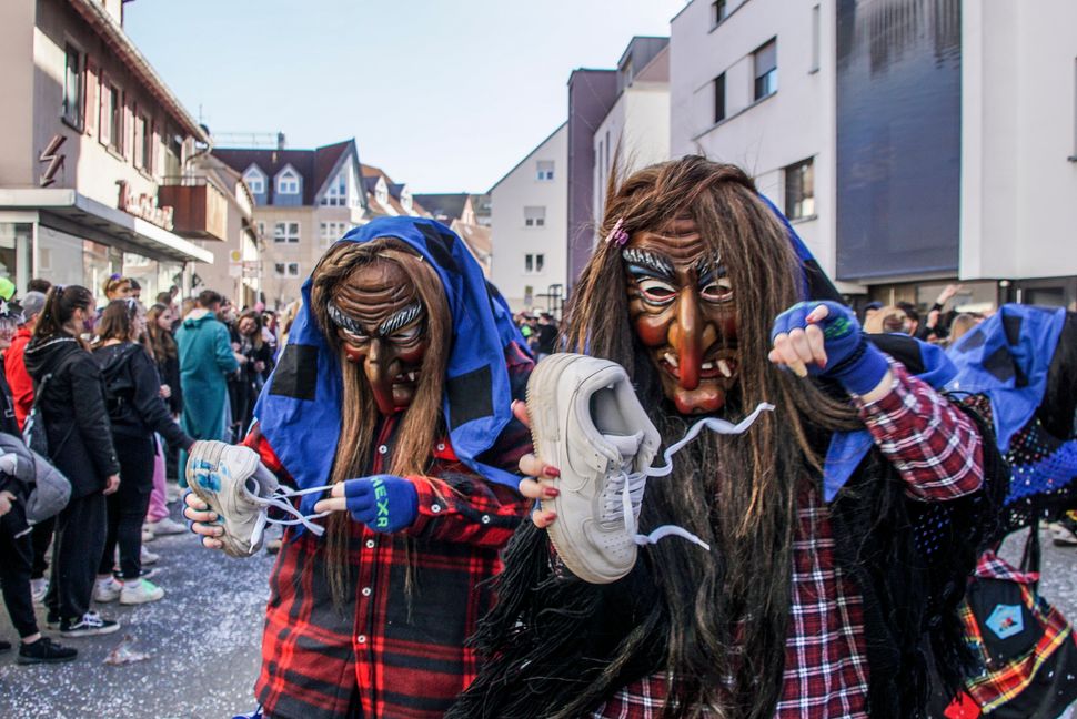 Hexen treiben ihr Unwesen und klauen traditionell Schnürsenkel. Bild: Dettenmeyer