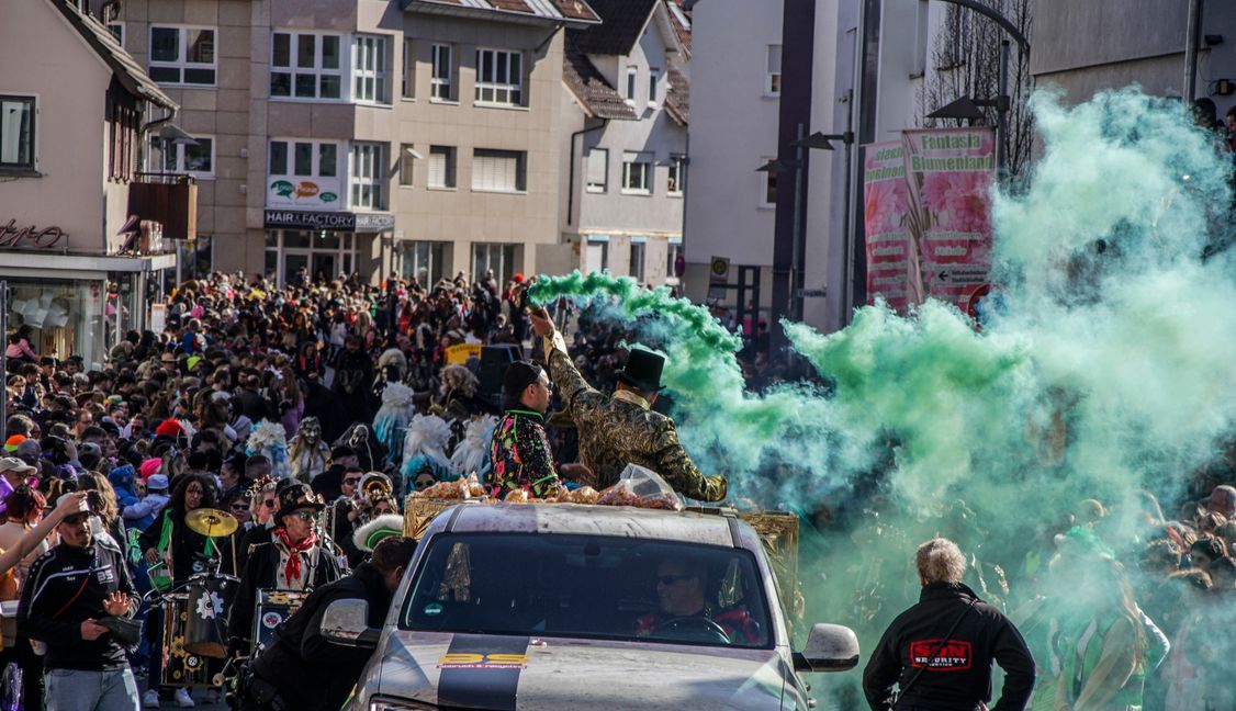 Viel los ist in Böblingen beim großen Rosenmontagsumzug. Bild: Dettenmeyer