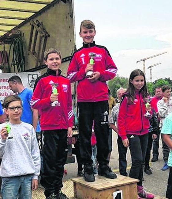 Richtig flott: Damon Wick (oben) und Marc-Andre Zorn (links daneben) vom KFV Kalteneck Holzgerlingen. Bild: z