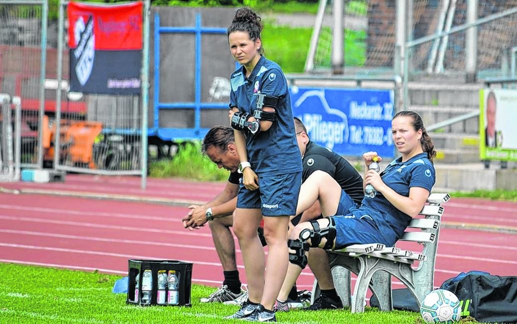 Die Zeit bei den VfL Sindelfingen Ladies ist abgelaufen. Spielertrainerin Nadine Rolser (vorne) arbeitet künftig beim Schweizer Topclub FC Basel in der Leistungsdiagnostik und wird bei der U15 Co-Trainerin. Bild: Zvizdiç